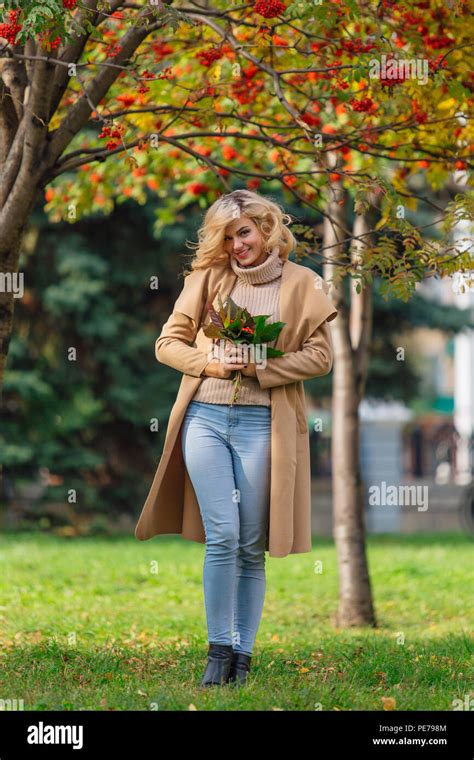 Sch Ne Elegante Blonde Frau In Einem Mantel Stehen Unter Der Rowan Tree Holding Blumenstrau Aus
