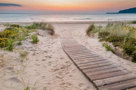 Premium Photo Wooden Walkway Entering The Beach At Sunrise
