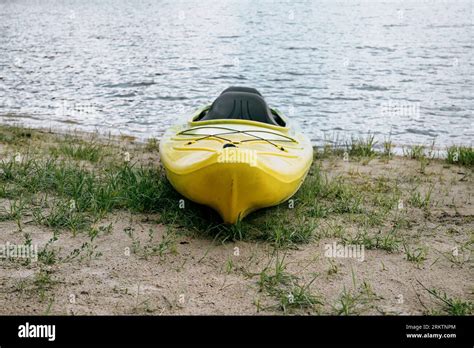 Single Canoe Hi Res Stock Photography And Images Alamy