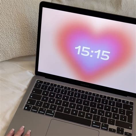 Elegant Aura Clock Screensaver For Macbook