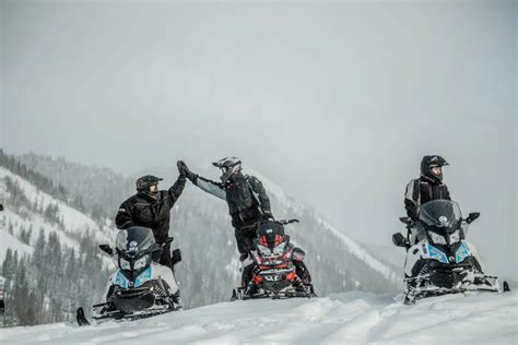 9 Best Snowmobile Tours In Yellowstone - All You Need To Know | WaytoStay