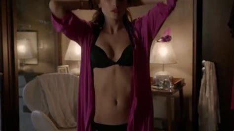 Scream Bella Thorne en micro bikini dans l ouverture sexy et gore de la série MTV Premiere fr