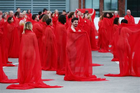 Return Of The Nude I Nudi Velati Di Rosso Di Spencer Tunick Collater Al