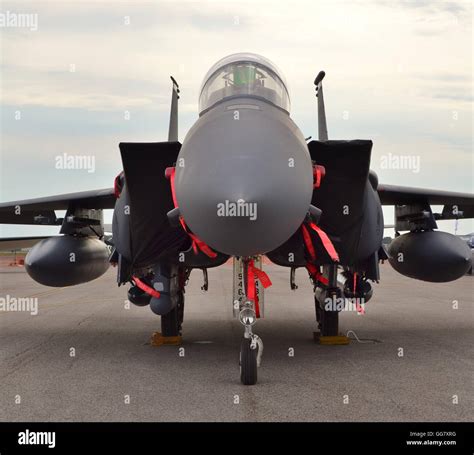 Air Force F-15E Strike Eagle Kampfjet auf einer Startbahn ...