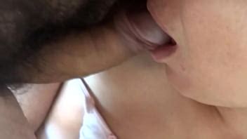 Mi esposa latina de 58 años de edad disfruta mamando las enormes pollas de sus alumnos