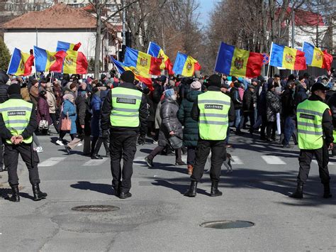 Митингующие в Молдавии подняли флаг «Азова»: Молдавия: Бывший СССР ...