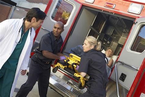 How Paramedics Work | HowStuffWorks