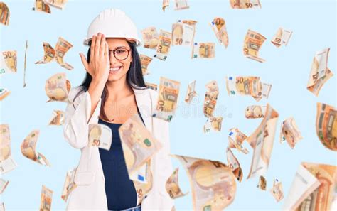 Joven Y Hermosa Chica Latina Con Un Arquitecto Hardhat Y Unas Gafas Cubriendo Un Ojo Con Una