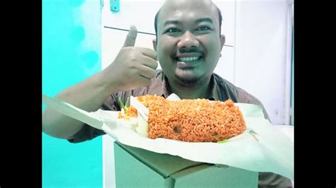 ENAK Makan Siang Dengan Nasi Goreng Dan Kerupuk Eating