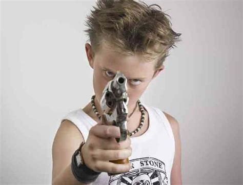 Детское игрушечное оружие приносит вред или пользу детям