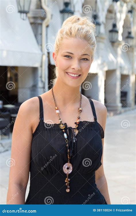Visage D une Jeune Femme Blonde Des Vacances D été à Corfou Photo stock Image du pose