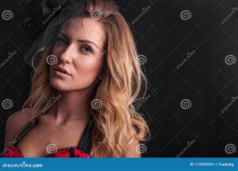 Sluit Omhoog Portret Van Mooie Blondevrouw In Het Rode Lingerie Stellen Op Zwarte Achtergrond