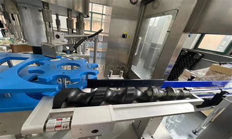 Electro Pneumatic Type Rotary Automatic Hot Melt Glue Labeling Machine For Plastic Bottle