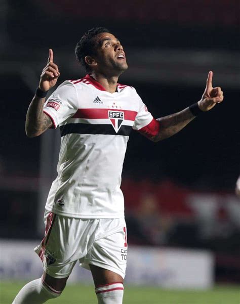 Daniel Alves lidera estatísticas do São Paulo no Campeonato Paulista