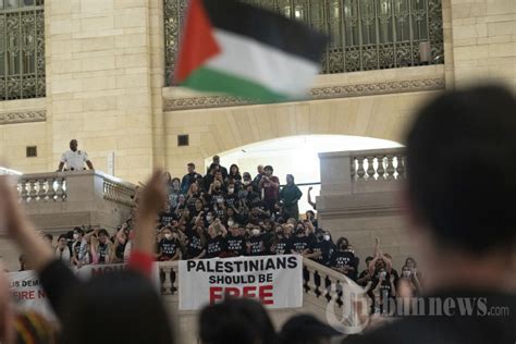 Demonstran Pro Palestina Blokir Stasiun Grand Central New York Foto