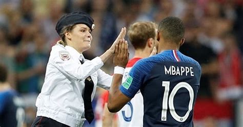 Активисты Pussy Riot выбежали на поле во время матча Франция Хорватия 15 07 18 20 06 Пикабу