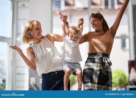 Feliz Madre Gay Con Un Hijo A La Casa Foto De Archivo Imagen De Feliz Moderno