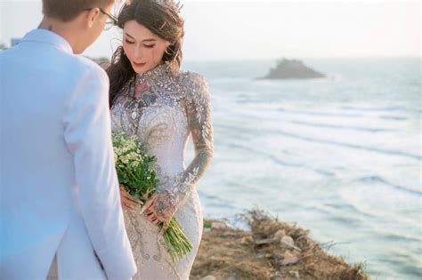 Đám cưới hot nhất mạng xã hội Cô dâu chuyển giới và chú rể kém 20 tuổi