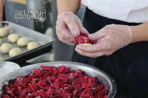 传统美食 鲜花手工制作的美味，云南鲜花饼，她回归了红玫瑰食用花瓣