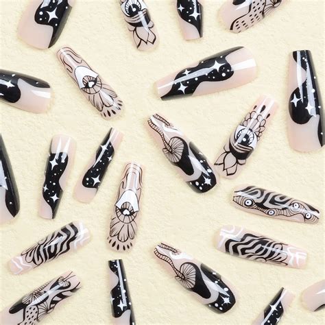 Uñas postizas largas a presión con diseño de ataúd rosa nude con diseño de hongos y flores