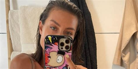 Jaimie Vaes Laat Haar Jeugdige Kant Zien Met Spiegelfoto In Bikini