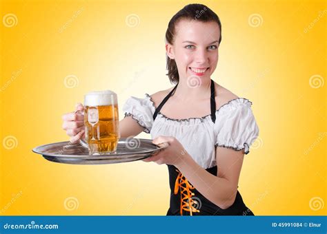Giovane Cameriera Di Bar Con Birra Fotografia Stock Immagine Di Brunette Irlandese