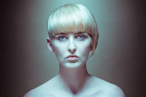 Femme Blonde Nue Magnifique Regardant L Appareil Photo Photo Stock Image Du Assez Blonde