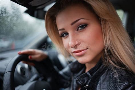 Jeune Femme Blonde Dans La Voiture Photo Stock Image Du Assez Femme 31584248