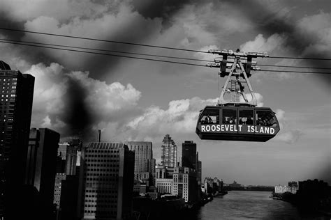 Travel guide explains how New York cable car to Roosevelt Island works 7