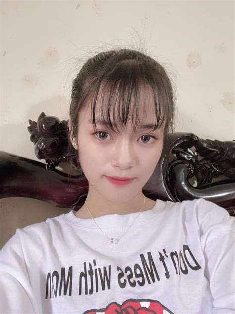 Nhan sắc ngọt ngào của hot girl Hà Nội tại giải VĐQG Bên lề sân cỏ Việt Giải Trí