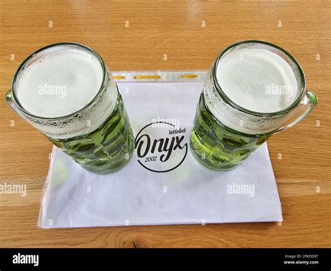 Grünes Bier speziell für den Heiligen Donnerstag im Restaurant Onyx in