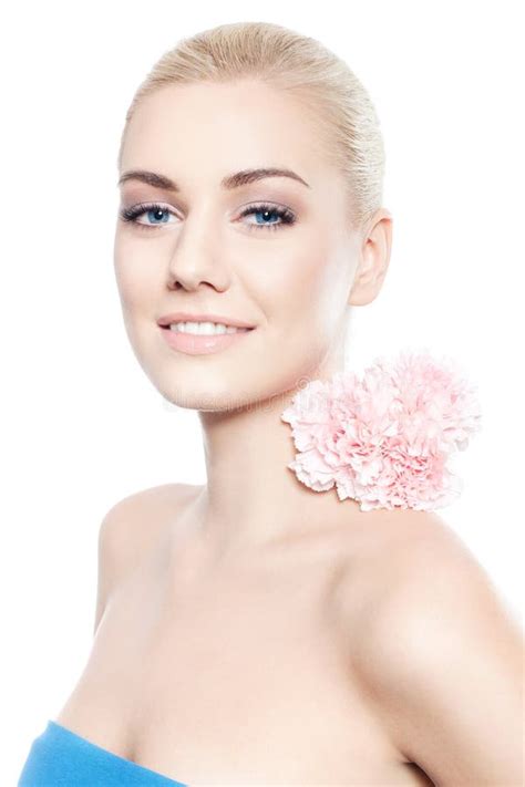 Belle Jeune Femme Blonde Avec La Fleur Rose Image Stock Image Du Soin Isolement