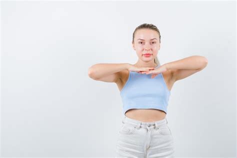 Fille Blonde Est Sportive Sur Fond Blanc Photo Gratuite