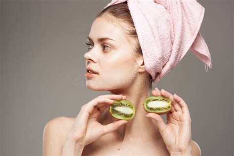 Beautiful Woman Naked Shoulders Spa Treatments Kiwi In Hands Natural Cosmetics Stock Image