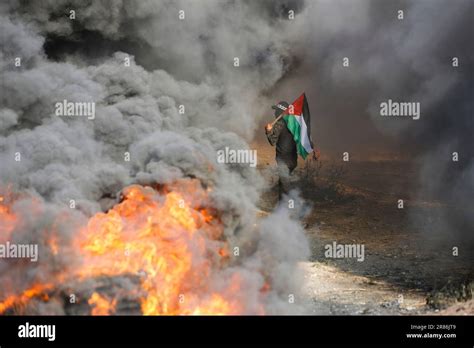 Ein palästinensischer Mann beteiligt sich an einem Protest gegen einen