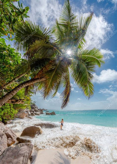 Mujer disfrutando de la playa en Seychelles Praslin playa paraíso