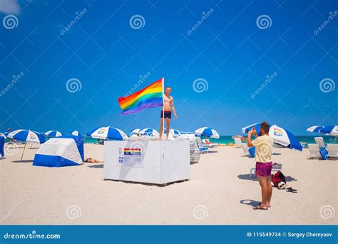 Bandera Del Arco Iris En Una Playa Gay En Miami Beach Imagen De Archivo Editorial Imagen De