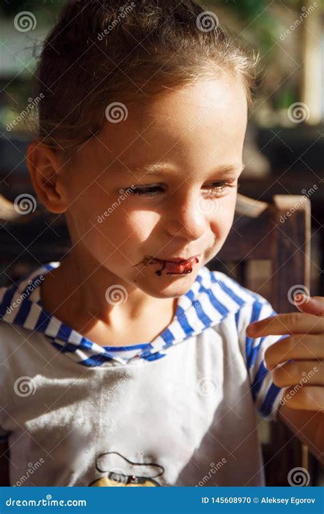 Peu Gar On Avec Sa Bouche En Chocolat Photo Stock Image Du Joie Beau