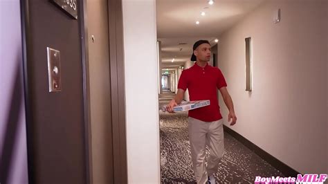 Beautiful Blonde Milf Karen Fisher Let The Pizza Delivery Guy Cum All Over Her Huge Tits Xnxx