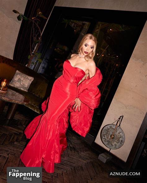 MUNROE BERGDORF Nude AZNude