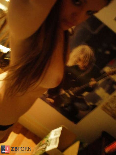 Stunning Teenager Selfshot Thanks For 10000 Profile Views ZB Porn