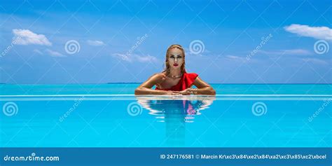 Elegante Gegerbte Frau in Rotem Badeanzug Im Pool Auf Der Insel Der Malediven Schönes Bikini