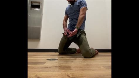 В общественном туалете писают и кончают Pornhub Gay