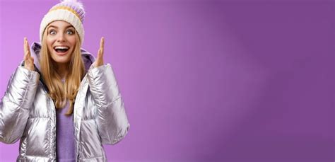 Impressionn Fascin Sans Voix Jolie Fille Blonde Expliquant Une Situation G Niale Se Serrant