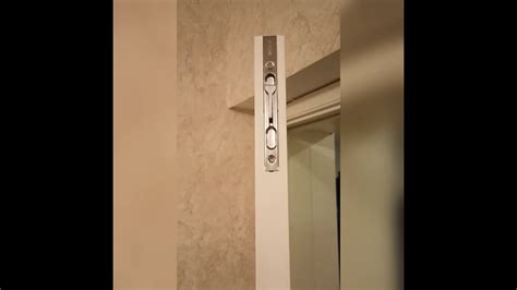 Как ЛЕГКО и БЫСТРО врезать торцевой шпингалет не снимая дверь с петель ...