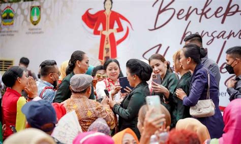 Masyarakat Solo Antusias Sambut Kedatangan Puan Saat Hadiri Parade Kebaya