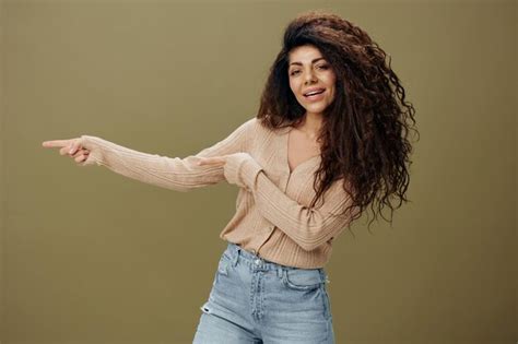 Hey mira aquí el concepto disfruté de una sonriente mujer latina rizada