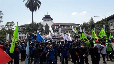 Demonstrasi Depan Gedung Sate Buruh Minta Kenaikan Upah Sesuai