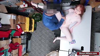 Un officier du LP baise sa chatte serrée contre les voleurs à l étalage XVIDEOS