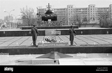 Der Tank auf dem Podest war unter den ersten tragenden sowjetischen ...